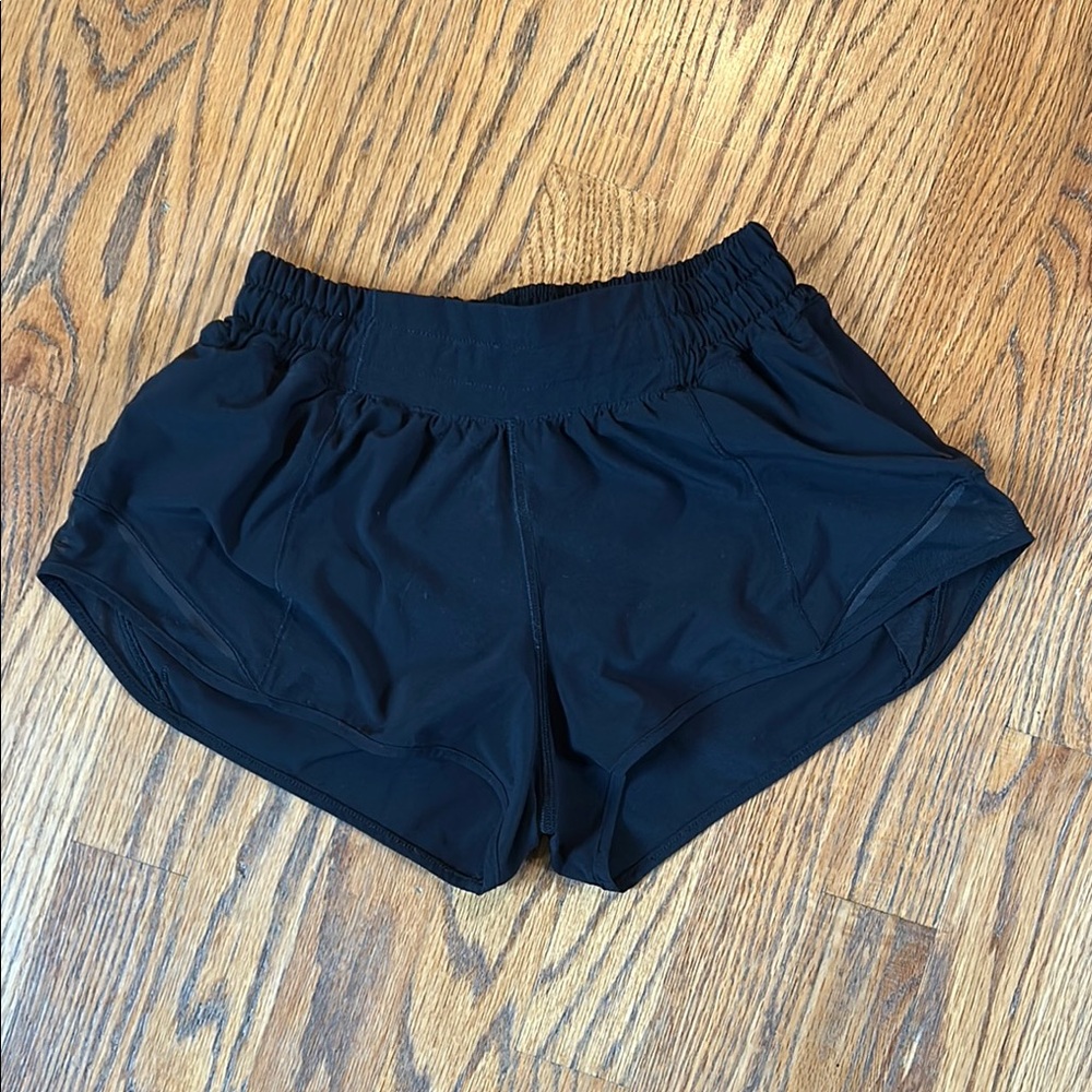 Lululemon black hottie hot shorts size 2, 2.5 inch NWOT